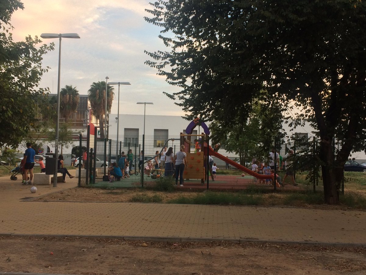 Tablada_es's tweet photo. Parque infantil súper poblado, árboles q invaden la calzada, basura x todos lados. El día a día de tablada. @Ayto_Sevilla xq no haces algo? https://t.co/PKHp9Uhrqv