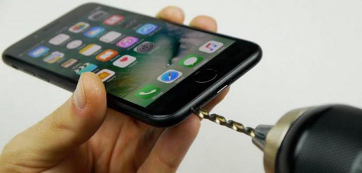 BestDesignPy's tweet image. Este vídeo viral está convenciendo a la gente de que taladre su iPhone 7 Septiembre 2016 bestdesing.com/este-video-vir…