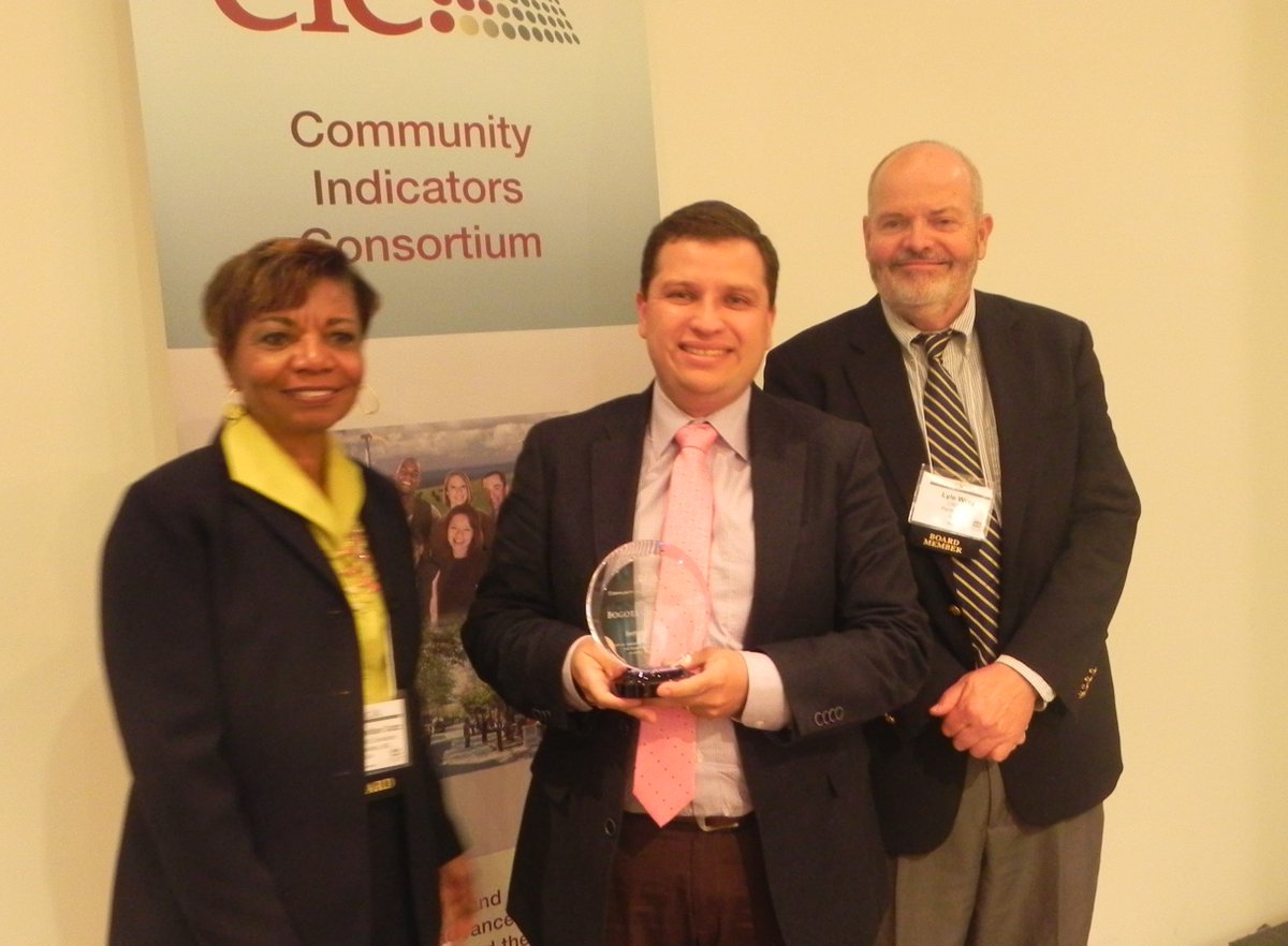 CommunityIC's tweet photo. Congratulations @bogotacomovamos for 2016 Impact Award. You demonstrate the power of #indicators to drive community change #CICSummit. https://t.co/SW77qpSTB1