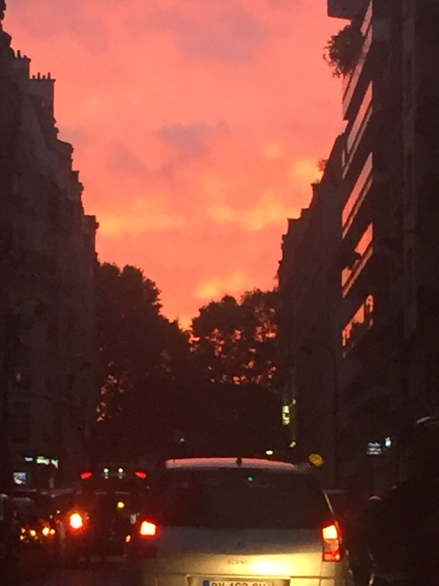 FaustineFB's tweet photo. Octobre sera rose ... Même dans le ciel de Paris .. #OctobreRose #CancerDuSein #soutien https://t.co/QWznIiqP1e