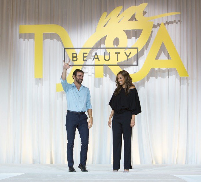 MandyQuickMoves's tweet photo. Nyle DiMarco and my fierce CEO on stage at #FierceUp in Las Vegas! Do you wanna have a week like mine? 😘 #HowIWerk https://t.co/U3FZjY8Ewa