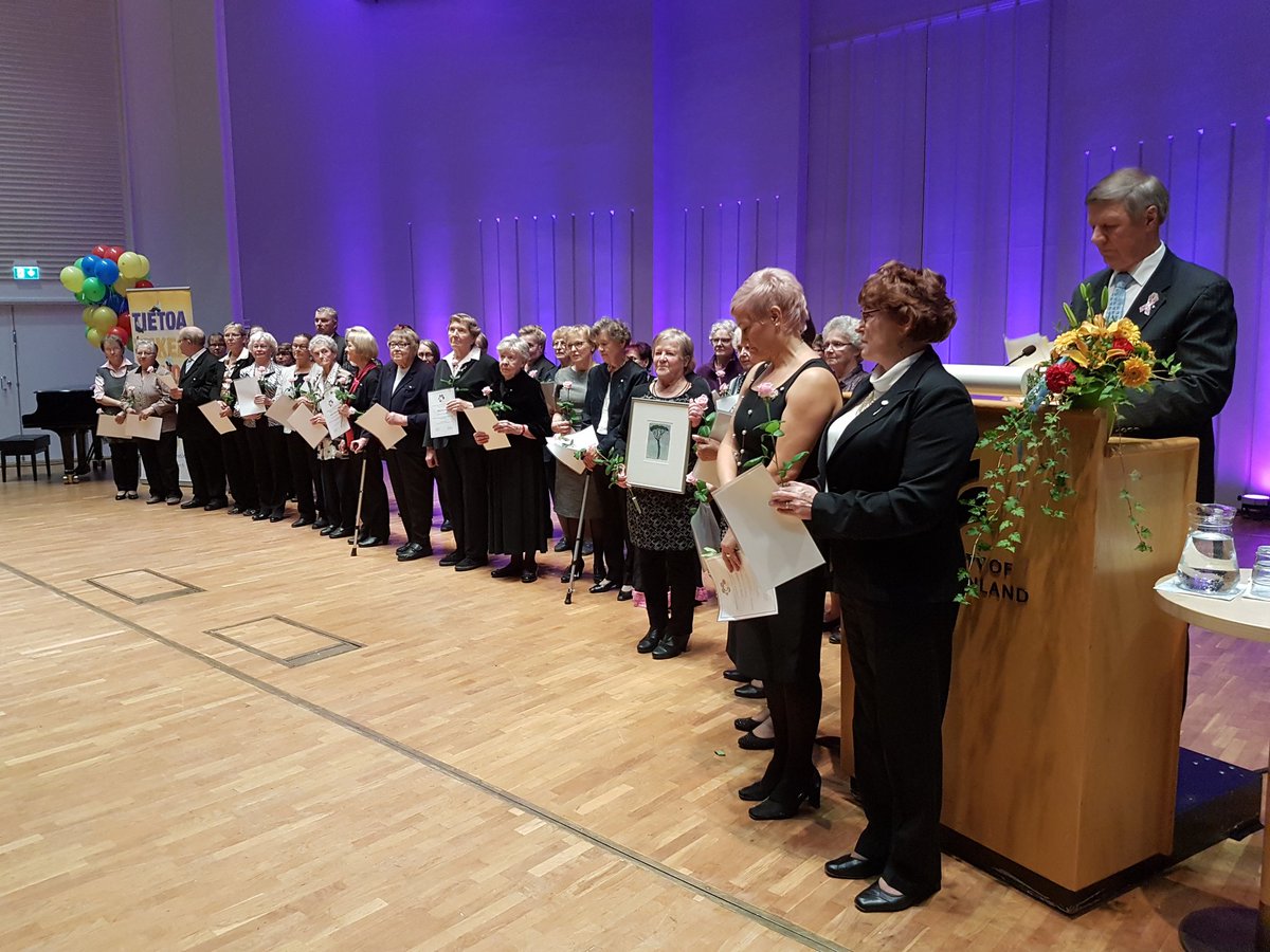 Pohjois-Karjalan Syöpäyhdistys palkitsi suuren joukon vapaaehtoisia. SSYn vapaaehtoispalkinnon sai Tyyne Laitinen,  Voimapuu-taulun kanssa