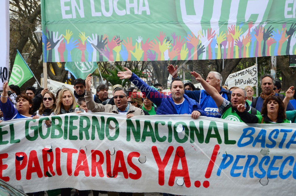 patfotopress's tweet photo. Viedma – Multitudinaria marcha de los gremios estatales por las calles de esta ciudad https://t.co/QzFXn84UZe https://t.co/sXcTD0rALQ