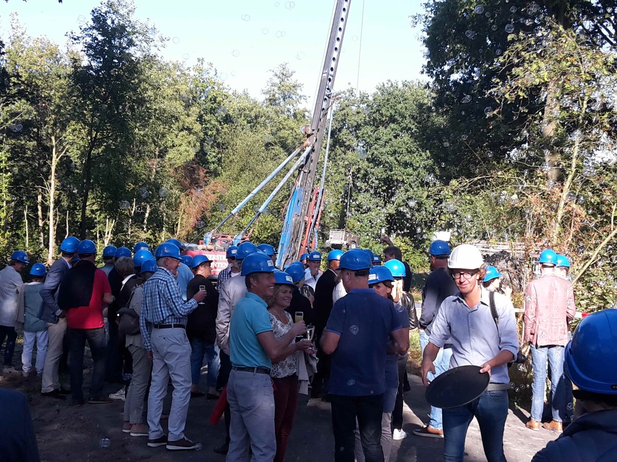 RT @de_vernieuwers: Feestelijke paal (start fase 2 en 3) #LandgoedNieuwCruysbergen, mooi weer en blije gezichten!