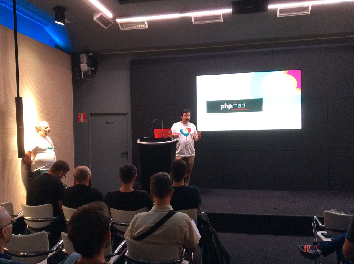 miguelvilata's tweet image. En @phpmad escuchando la charla de los compañeros @jl_laso y @KarlosLupus sobre Symfony y SOA #phpsoa