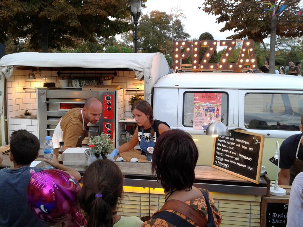 BeatusIlleBlog's tweet photo. Van Van Market @vanvanmarket - Mercè 2016 https://t.co/IyTmg841xI #foodtrucks #streetfood #Merce2016 #foodie #foodporn #pizza https://t.co/1vdOdovk21