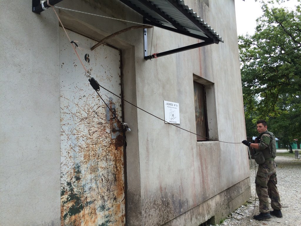 armeedeTerre's tweet photo. #Euretex ouverture de porte à distance par un #sapeur du #31RG de la section fouille opérationnelle spécialisée #FOS https://t.co/9XyfIwoeki