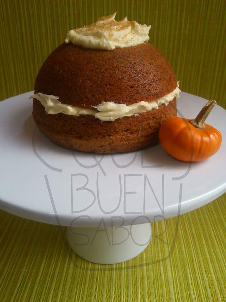 ¡Bienvenido, #otoño! Panqué de calabaza y especias relleno con queso crema con vainilla y canela.