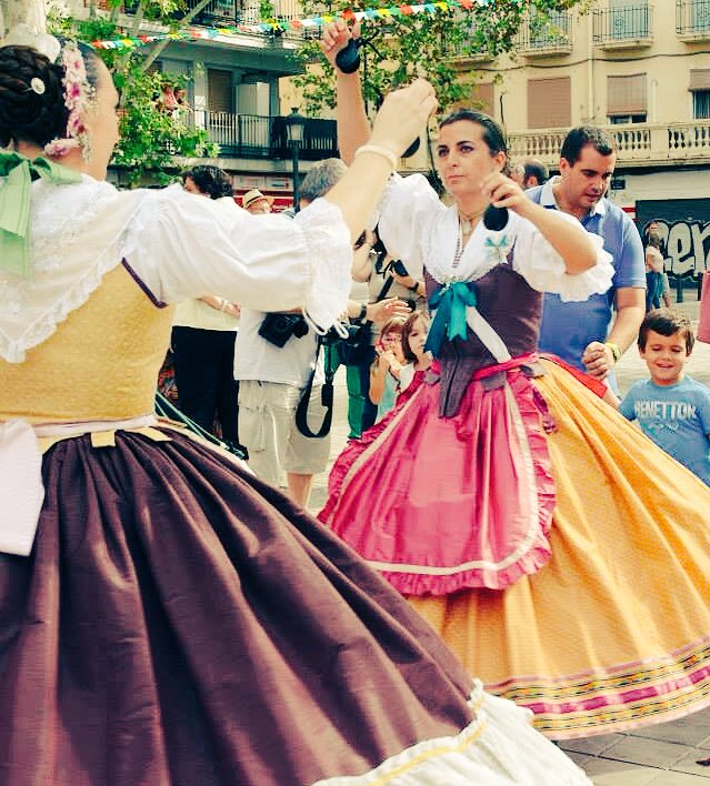 LaCarraspera's tweet photo. De nou, preparant les #danses de la #tardor a #Patraix, proper dissabte 8 d'octubre al plaça del barri. https://t.co/PivDxM6l5P