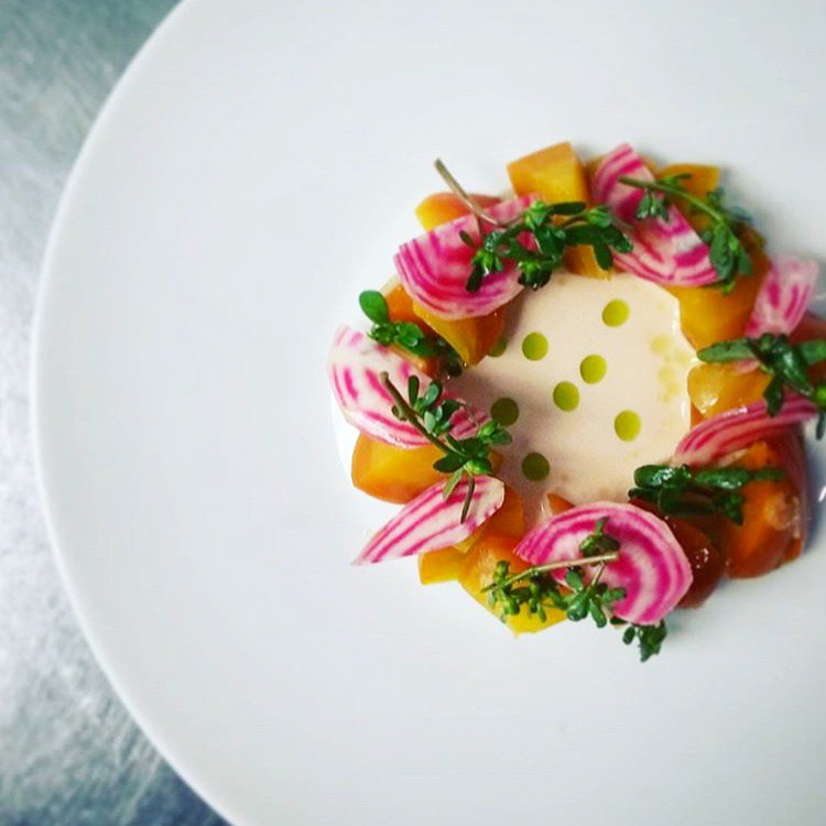 Inspiration saisonnière. 
#Betteraves, prunes, graines d'anis, yogourt caramélisé, pourpier
#nouveaumenu