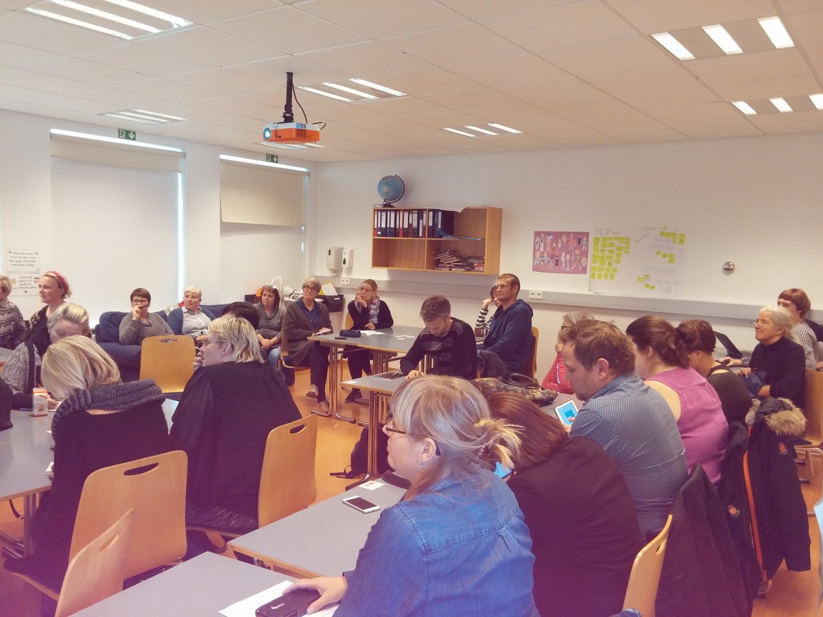 Magga <a href="/magga1975/">Magga Th.</a> kynnir Google Classroom á menntabúðum #eymennt í dag. 😀 Alltaf gaman að læra meira á Google #GAFE