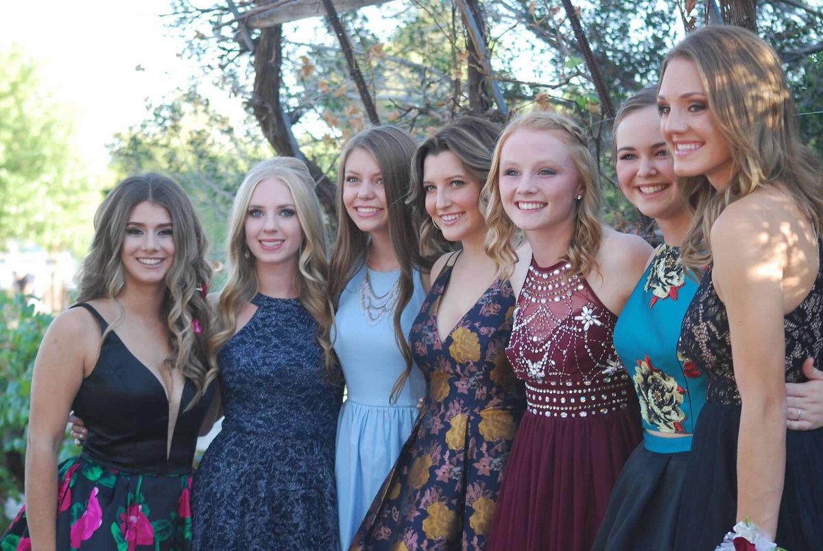 sofetch29's tweet image. I loved everything from the spirit days to the crazy dancin' to these pictures with my handsome boy &amp;amp; pretty ladies #seniorhoco 😻