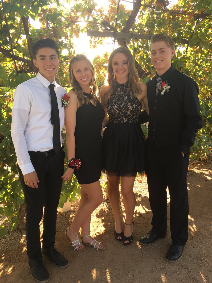 sofetch29's tweet image. I loved everything from the spirit days to the crazy dancin' to these pictures with my handsome boy &amp;amp; pretty ladies #seniorhoco 😻