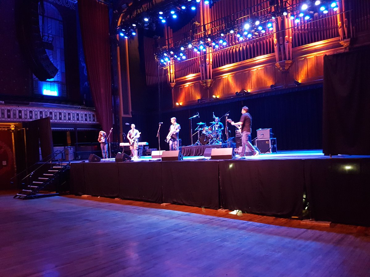 borrenZ's tweet photo. Blue wet shoes perhaps ;)
Singing in The Rain @ #MSIgnite rocks #commvault https://t.co/s1OuTUiW3g
