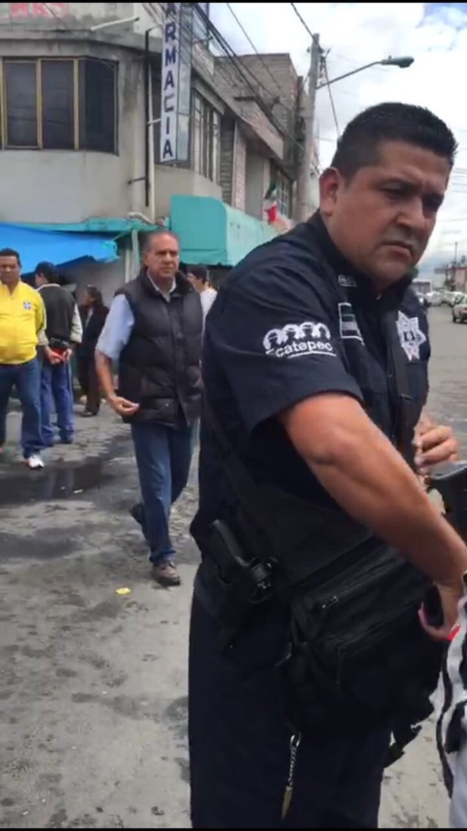 LupitaJuarezH's tweet photo. "Si te volvemos a ver, te vamos a levantar", amenazan policías, ahora de @Ecatepec, a reporteros del @DiarioPasala que cubrían una nota. https://t.co/V2GF4hdfVV