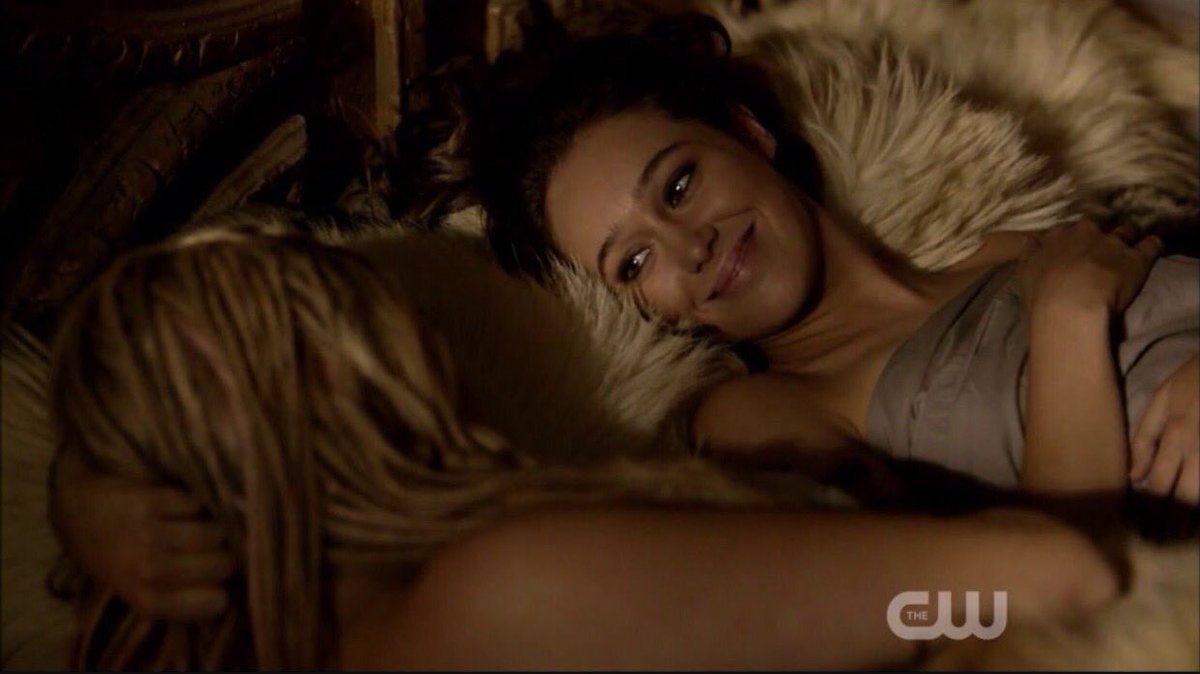 RT__ORFAV's tweet photo. BEST SHIP: #clexa 👭🌈
1:Clarke &amp; Lexa's first kiss 
2:Lexa bows to Clarke 
3:Clarke &amp; Lexa's first love scene 
A great and epic love story💗 https://t.co/CtlQKqbWiv