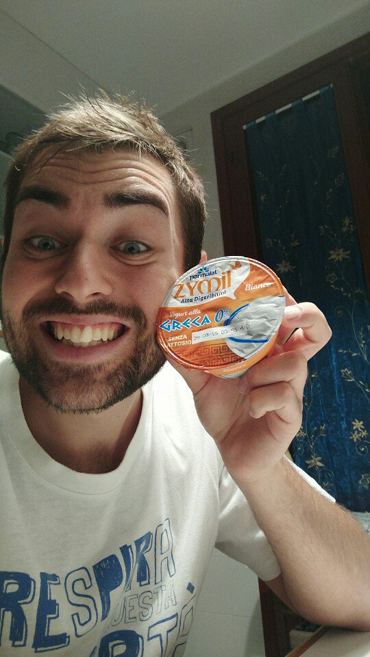 TheRealBonfi24's tweet photo. #BeMySpot #YougurtZymil quello Bianco è davvero, davvero buono!! 😊😊 https://t.co/FFj3SUyKhN