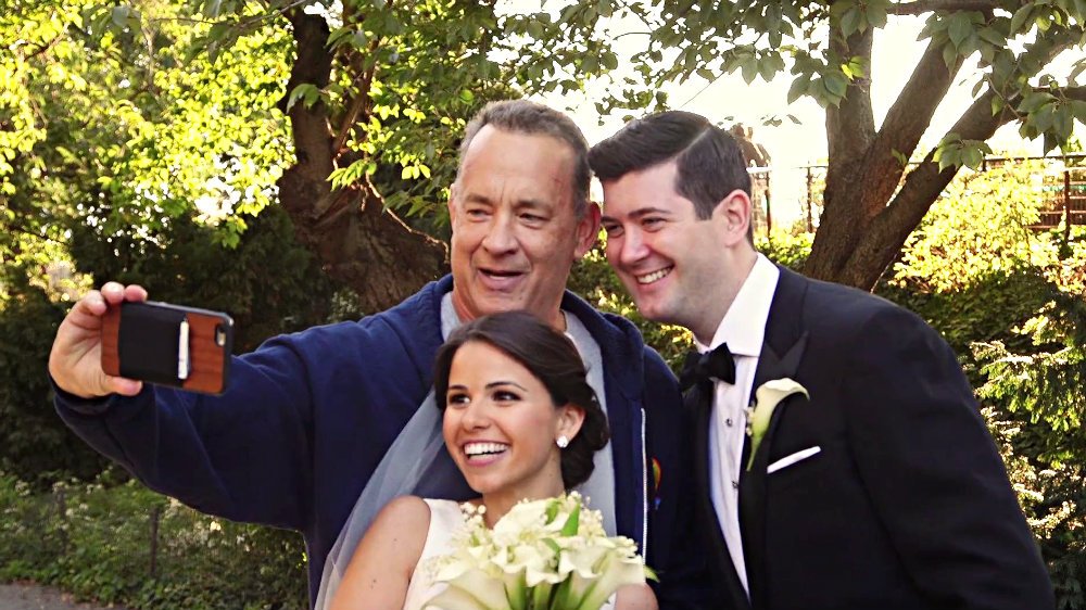 Actor @TomHanks crashes a couple's wedding photo shoot while  jogging through Central Park (cc @firstdayfilms): mostwatchedtoday.com/tom-hanks-cras…