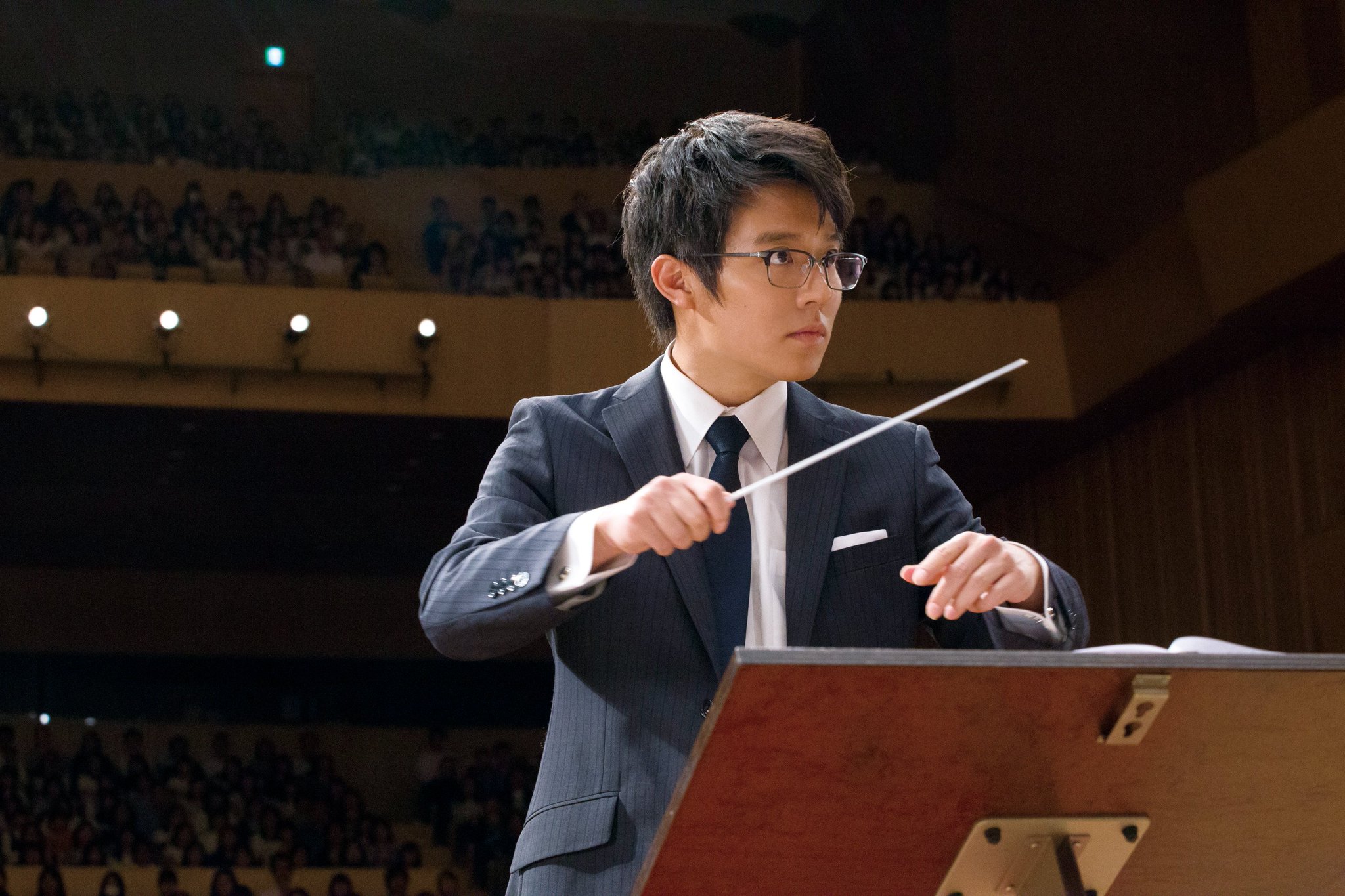 映画 ハルチカ 9 2bd Dvd発売 追加キャストとして 小出恵介 さんの出演が発表されました 小出さんが演じるのはハルタとチカが通う清水北高校の吹奏楽部の顧問となる草壁信二郎 プロの指導のもと指揮の特訓を