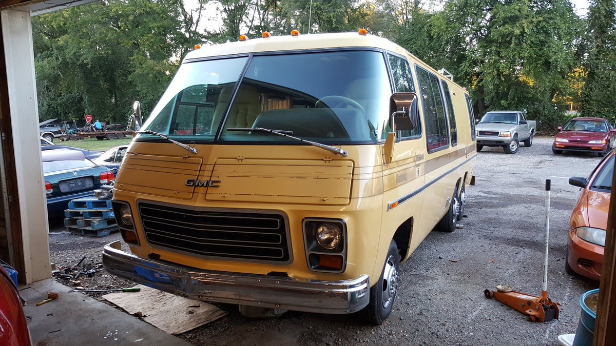 TeamShitbox's tweet image. 1973 i think fwd v8 camper. Its definitely pretty sweet. Just sold for 20 grand. @thecoopertom might like this.