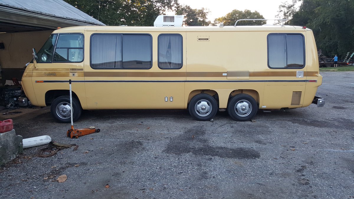 TeamShitbox's tweet image. 1973 i think fwd v8 camper. Its definitely pretty sweet. Just sold for 20 grand. @thecoopertom might like this.