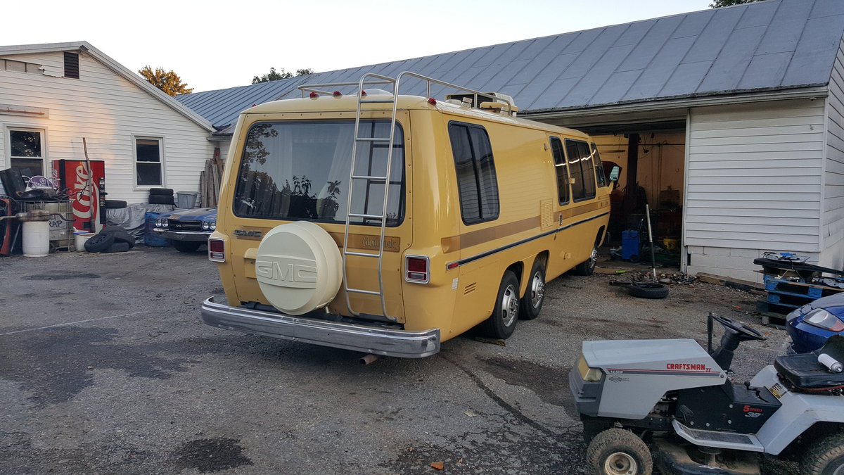 TeamShitbox's tweet image. 1973 i think fwd v8 camper. Its definitely pretty sweet. Just sold for 20 grand. @thecoopertom might like this.