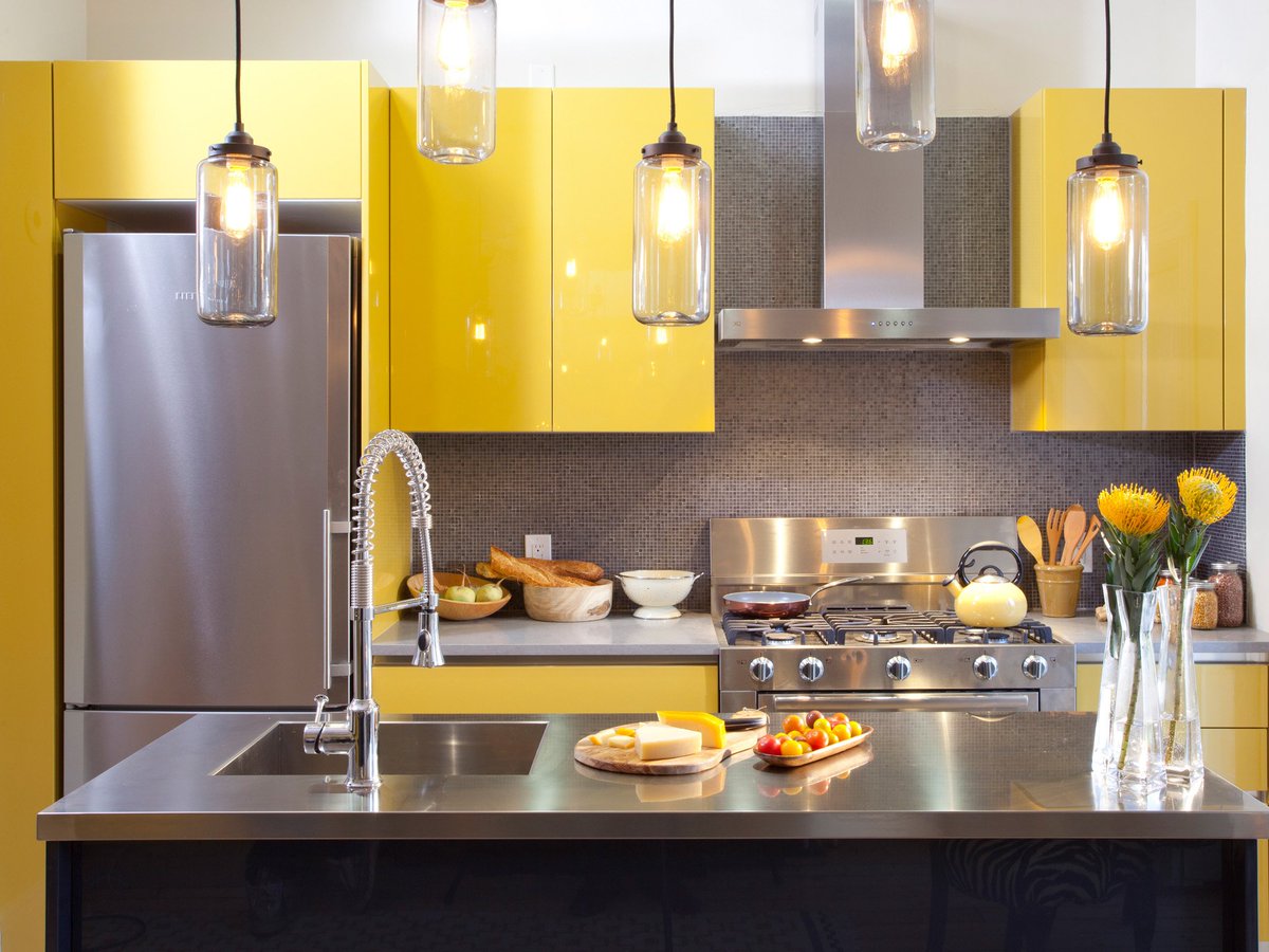HomeAdvisor's tweet image. Helpful tips for Redoing your Kitchen on a Budget of less than $1,000 from @HousecallBlog bit.ly/1OBpnPP