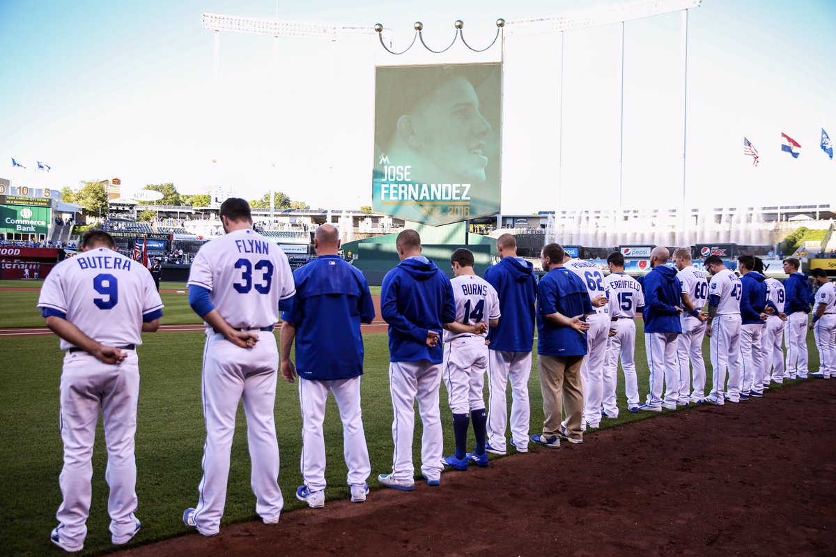 Royals's tweet photo. A moment of silence at #TheK in honor of José Fernández. #JDF16 https://t.co/jyFs9UkJnK
