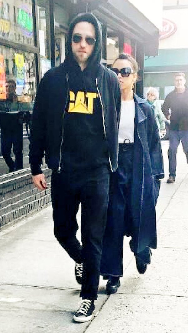 girlstuff411's tweet photo. Rob loves his #CAThoodie & his #NIKEBackpack. #RobertPattinson https://t.co/v3T2TaURGm