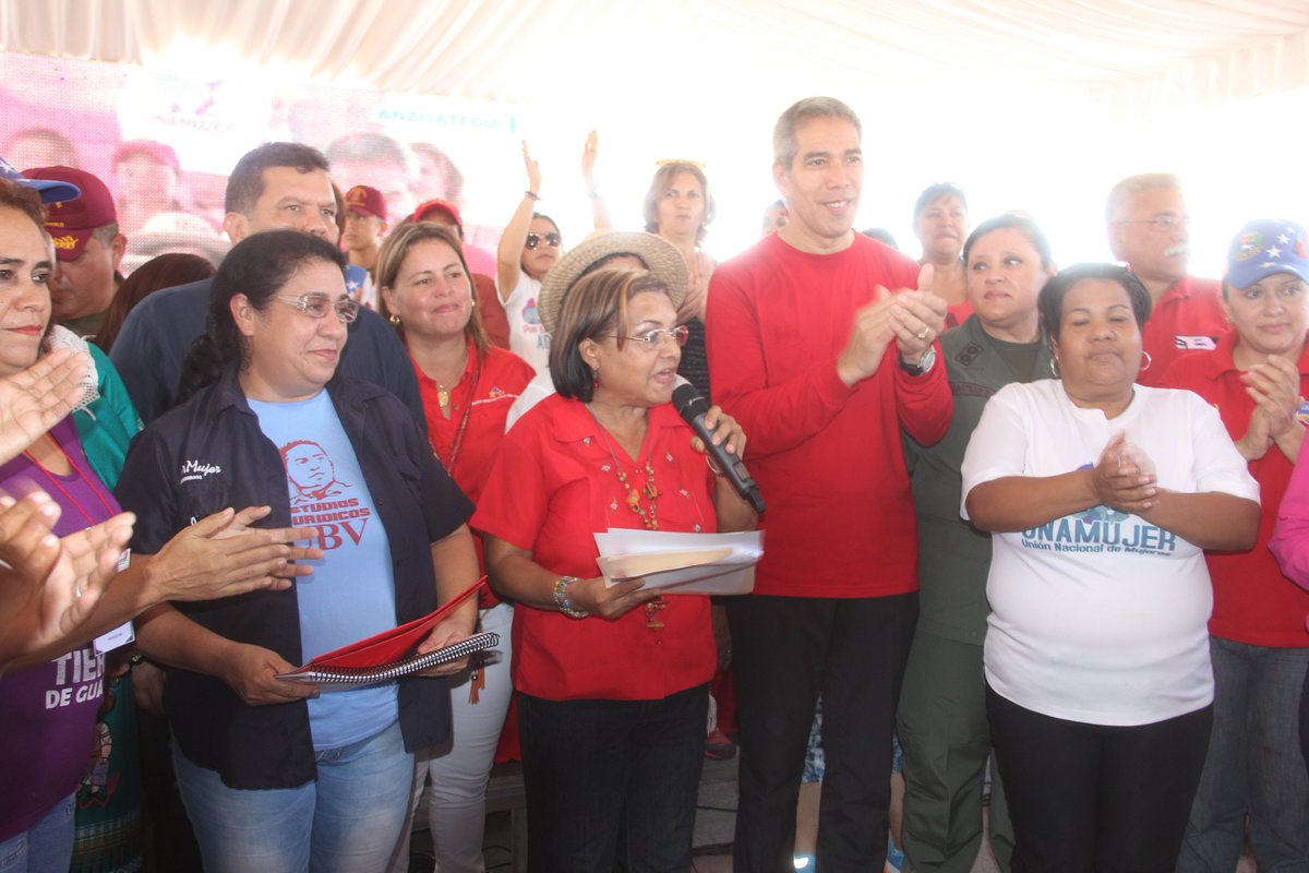 ZulayAguirre's tweet photo. 17 financiamientos otorgados para la producción del programa "Soy Mujer" #ContactoConMaduro68 @gladysrequena @MinMujer @NicolasMaduro https://t.co/j2eLfwS2Mo
