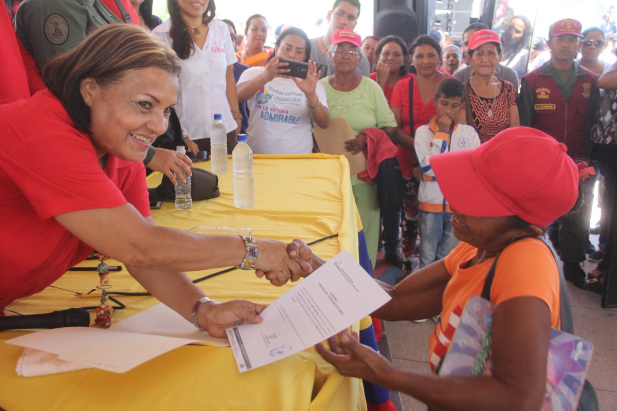ZulayAguirre's tweet photo. 17 financiamientos otorgados para la producción del programa "Soy Mujer" #ContactoConMaduro68 @gladysrequena @MinMujer @NicolasMaduro https://t.co/j2eLfwS2Mo
