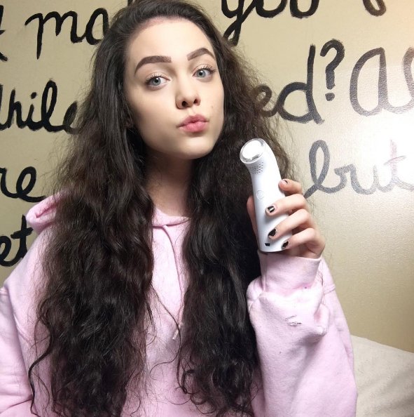 PositivelyClr's tweet photo. We HEART @GabbyBerry4 so hard. Check out her results after she #bluelightit! https://t.co/myg55ECTDC https://t.co/0QcpKKo884