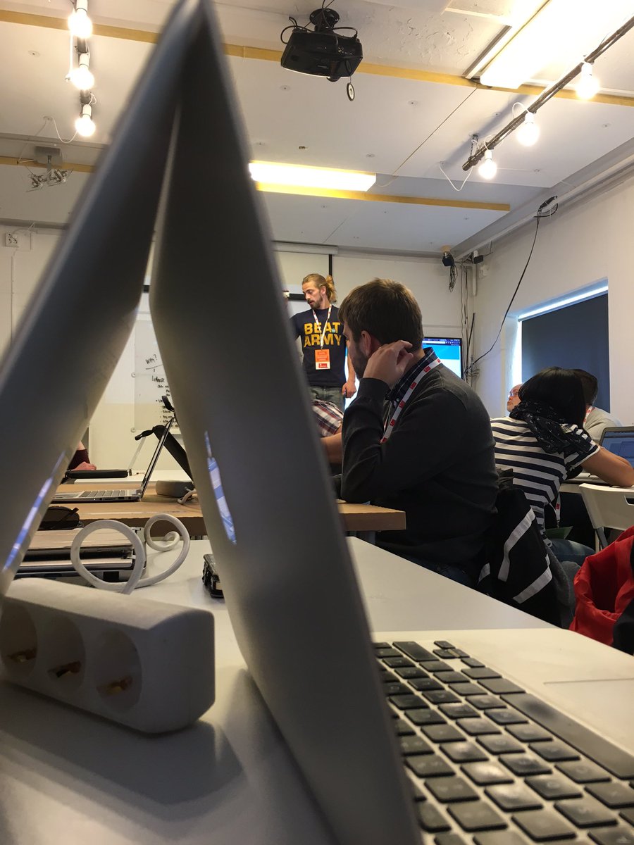 AnnaLundholm1's tweet photo. På plats på #interactivestudios Mot ny kunskap👍👌#makerdays #makerskola https://t.co/ljYxKUxtoU
