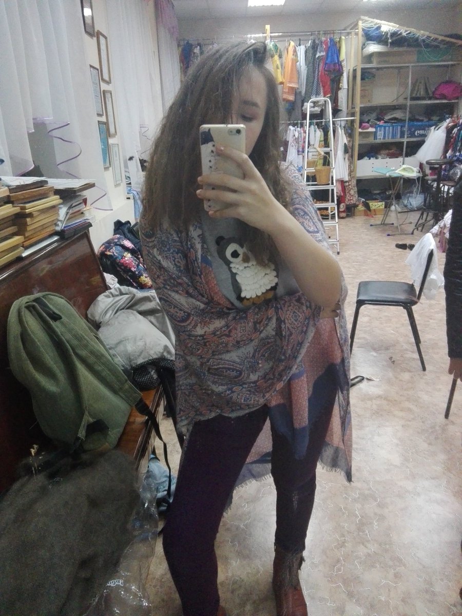 algoldes's tweet image. Алиса на концерте с @anadeko01 be like