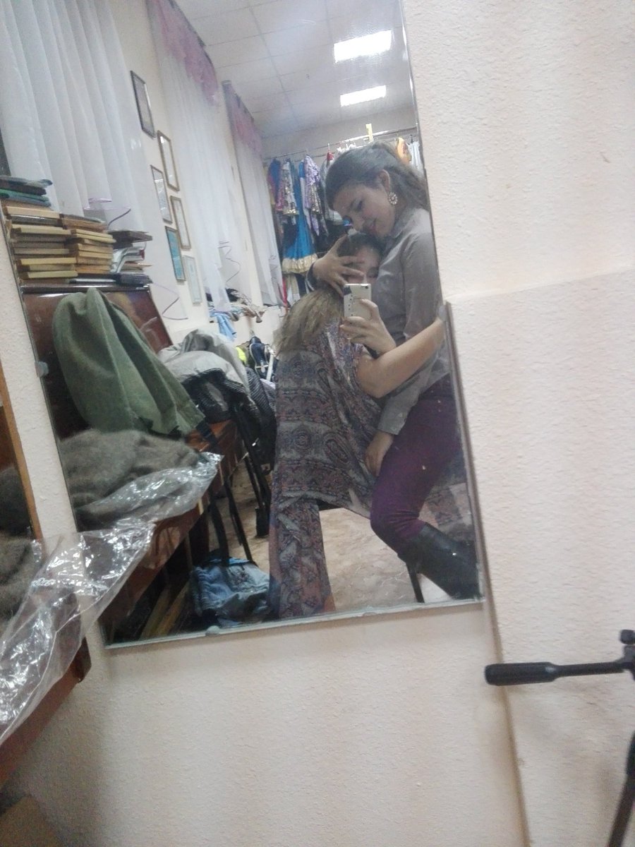 algoldes's tweet image. Алиса на концерте с @anadeko01 be like