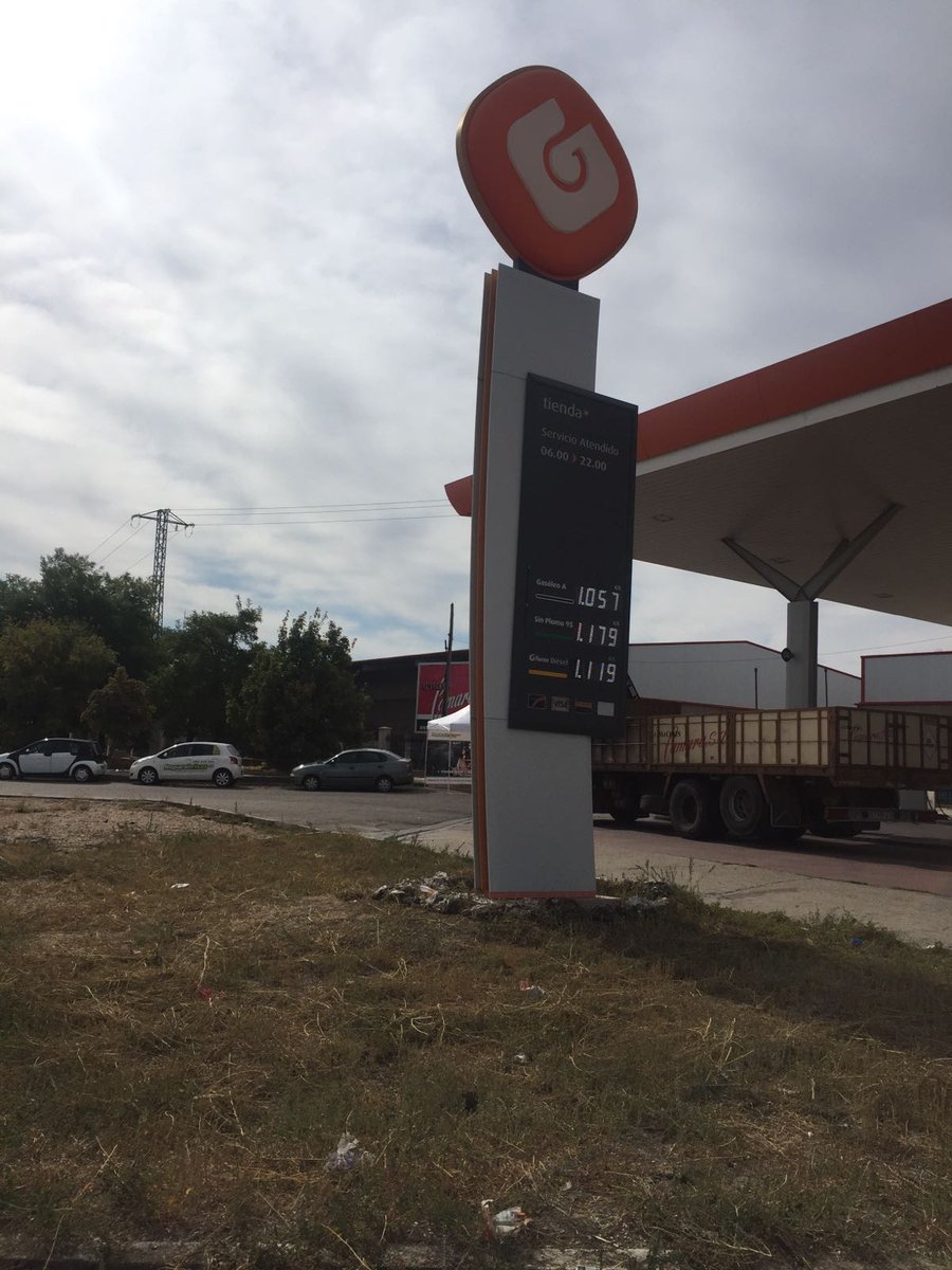 DELCAMAPFRE's tweet image. Ya estamos en Galp de la Carretera Soria haciendo imprimaciones. Ven a vernos! #Mapfre #Valladolid #autos #lunas