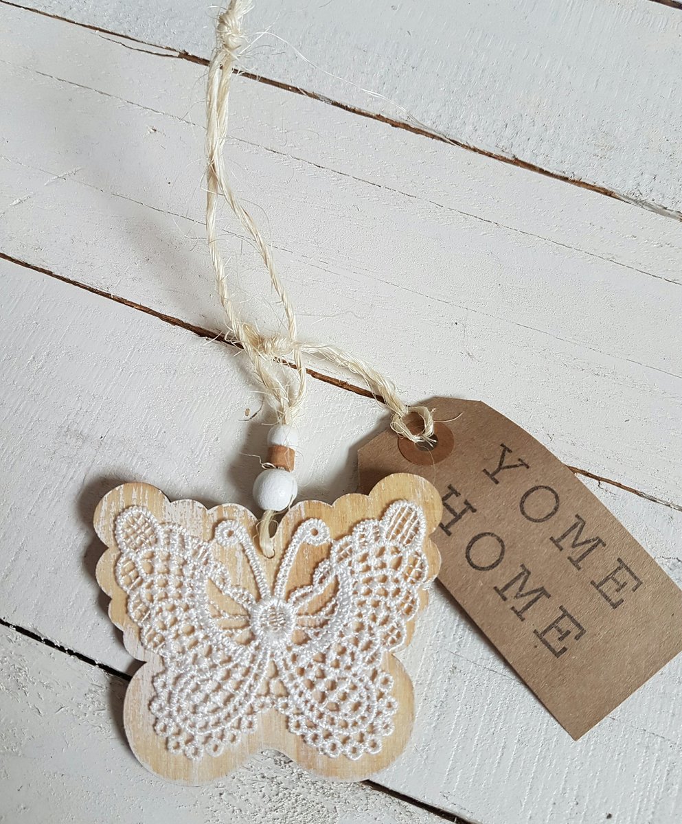 Nieuwe #decoratiehangers. #hart #bloem #vlinder #hout &amp; #kant. yomehome.nl #woonaccessoires #cadeau