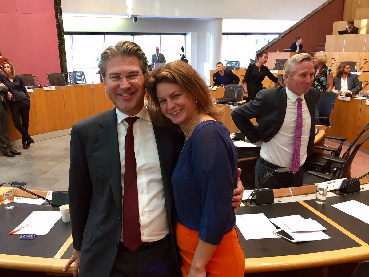 marjaruigrok's tweet photo. Afscheidnemende raadsleden @danielvanderree en @MarijkeShahsava #trillendlipje https://t.co/c4tKlZW8ir