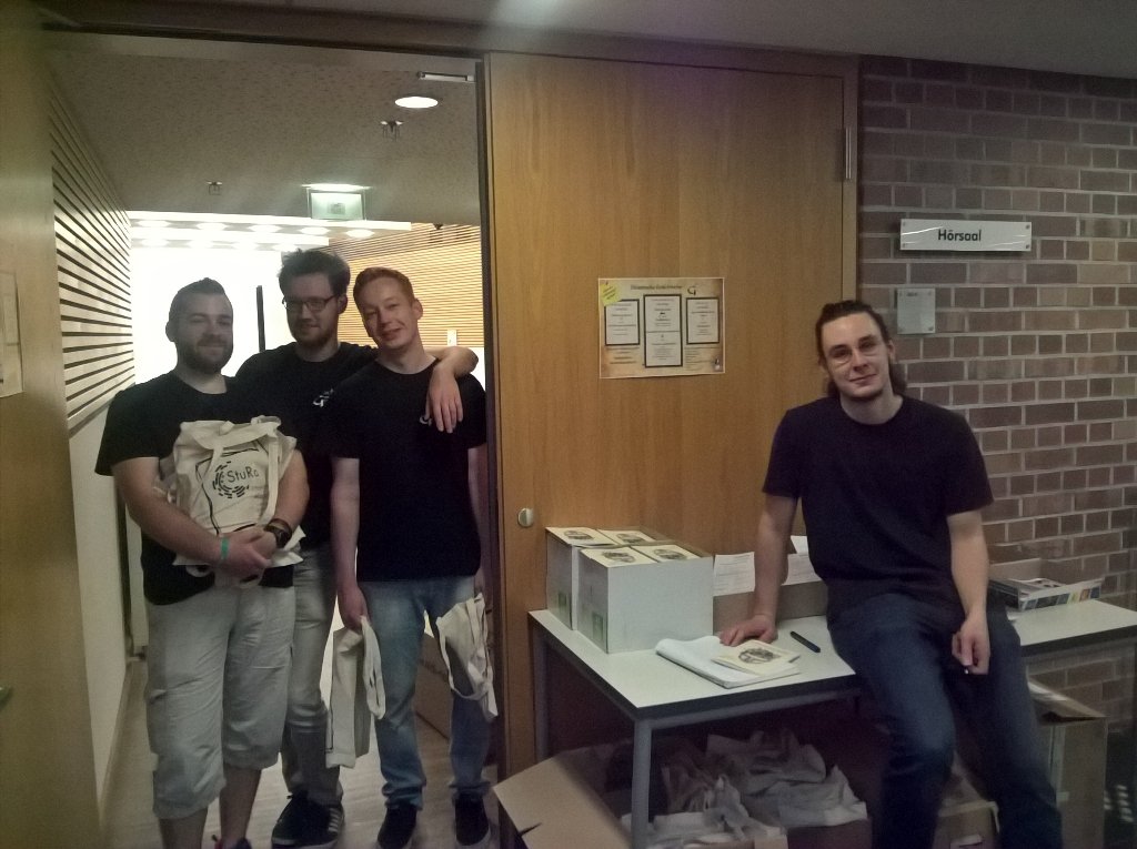 FSRGeschichteUL's tweet photo. Zur Begrüßung gibt es unsere Erstibeutel! #fsrgesch #unileipzig #erstiwoche https://t.co/xDUIn0M2aF