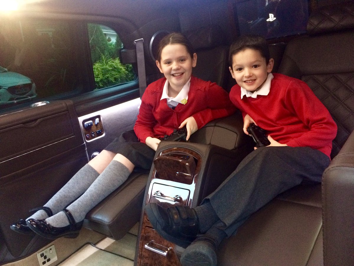 Oliver and Hannah are total superstars so Mum has nominated them to have the Cool Ride to school today thanks to <a href="/ViageoChauffeur/">ViageoChauffeuring</a> 😁👍🏼