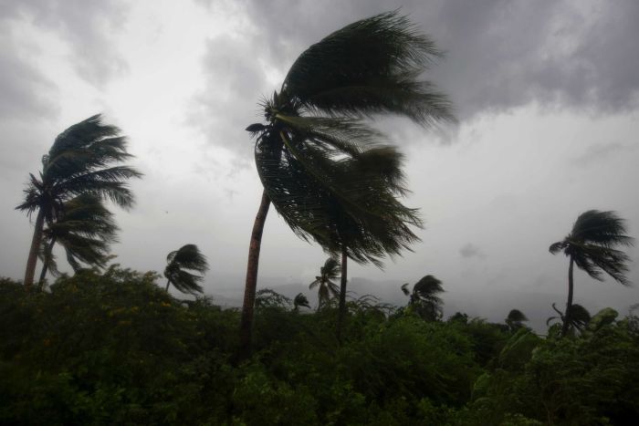 abcnews's tweet photo. Storm warnings issued for Florida as #HurricaneMatthew moves from Cuba https://t.co/0iuoNebNKT (pic:AP) https://t.co/sWjkoIEm8o