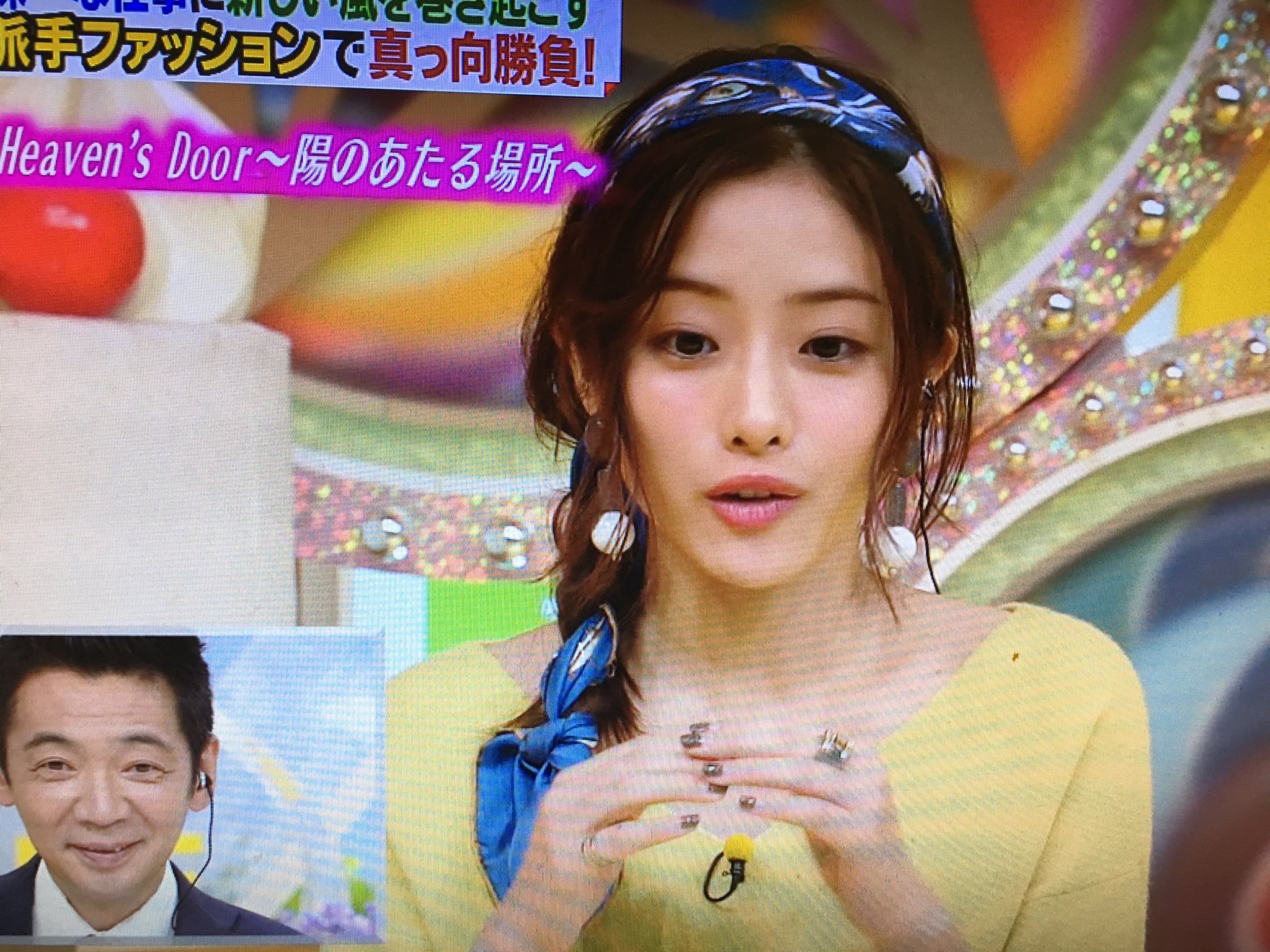 Yuu ネイルがグレーとカーキの間くらいの色の使ってて秋らしくて可愛い 指輪が流行りの割とゴツメなんだけど細かなデザインがオシャレ ドラマでもまだ使ってない頭に巻くスカーフの付け方 T Co 68cb2zhnh3 Twitter