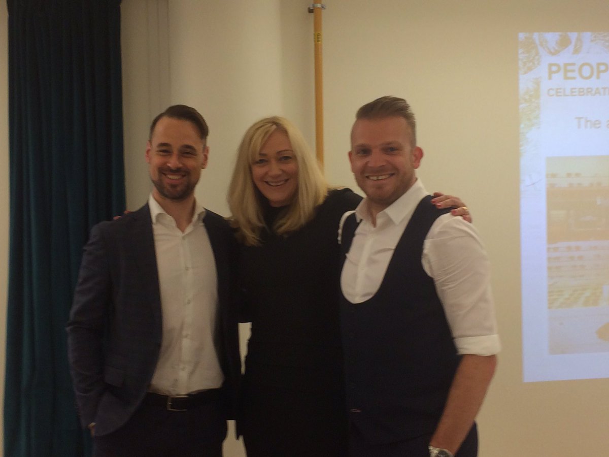 RosDeans's tweet image. #Q4Roadshow #headoftech @WarronBarrett #QueenOfFashion @louisec93982199 #HeadOfRefreshments @GavinSGHLondon1 😎😂👍