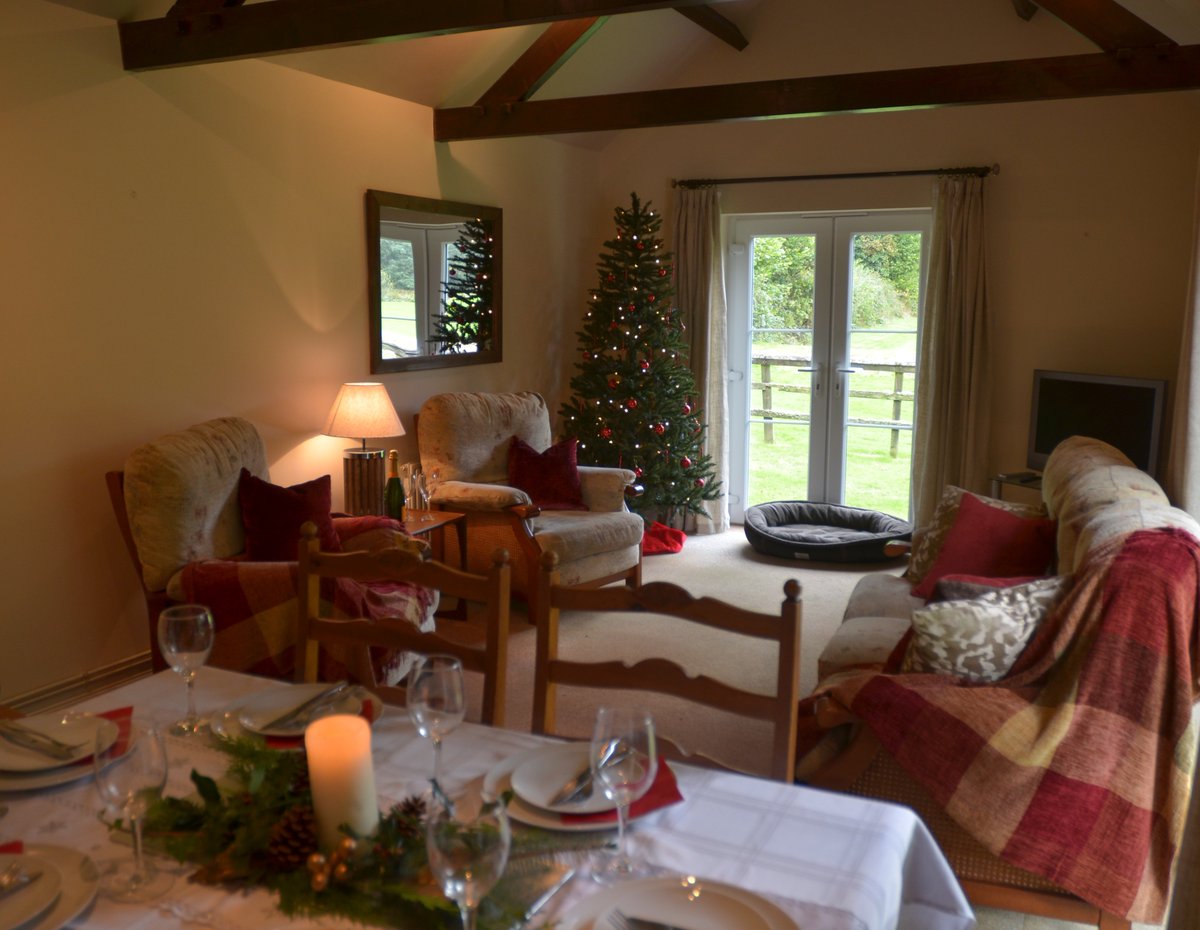 wainsford2wf's tweet photo. Christmas availability in Cornwall, sleeping 18 and their dogs. @ILoveCornwallUK  https://t.co/q9sVPbCNa0... https://t.co/IPqG3bh4EC
