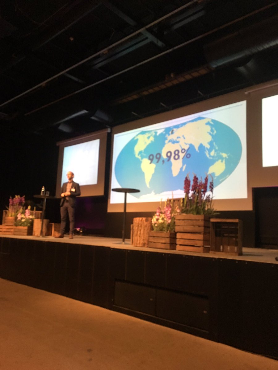 SofiaGartman's tweet photo. 99,98% i världen pratar inte svenska. Världen är enorm! #tulldagen @handelskammaren https://t.co/NsCFzYq7PH