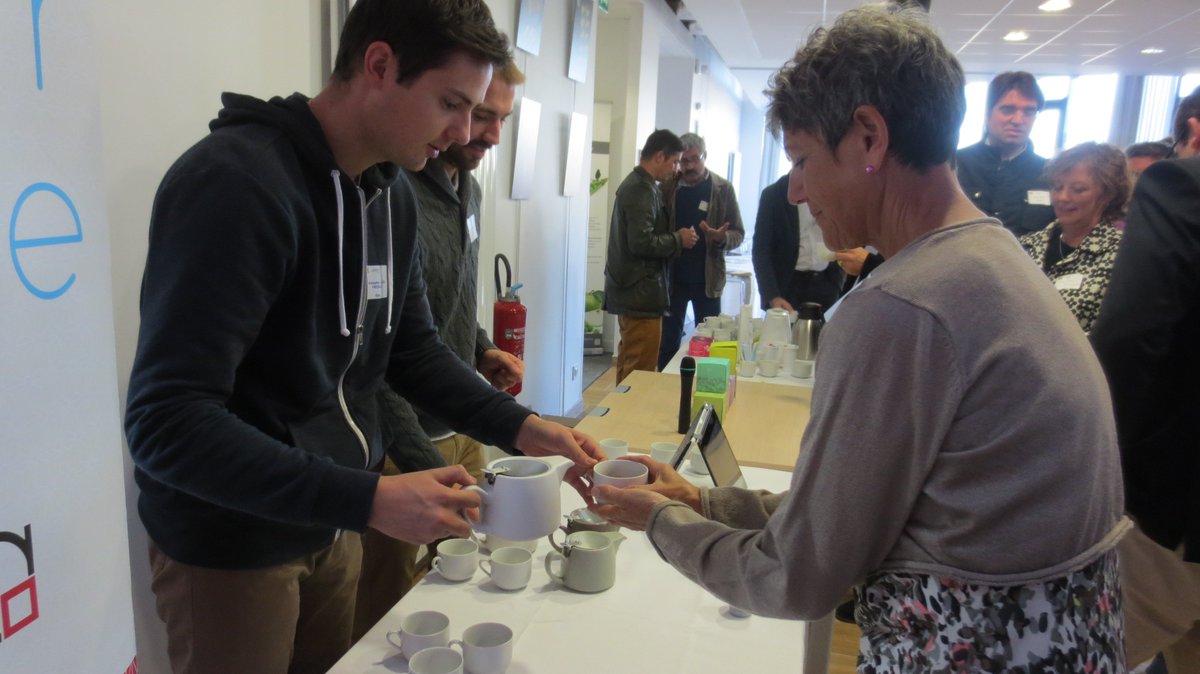 FoodValdeLoire's tweet photo. Démonstration du thé connecté avec nos intervenants @connected_tea https://t.co/y8BVFaMz6U