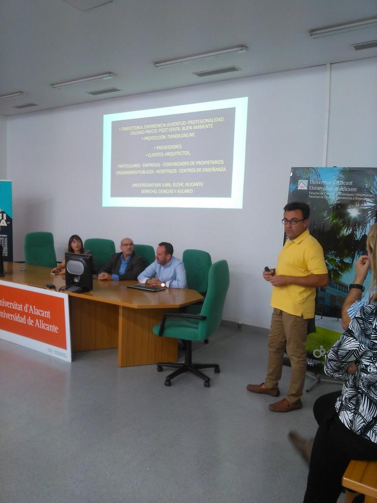 tormojuana's tweet photo. Empezamos con HIENGA  #practicas  de #ade  #eco en #presupuestos #clientes #rrss #marketing #gestión  @EconomicasUA https://t.co/AJRmHzE5PP