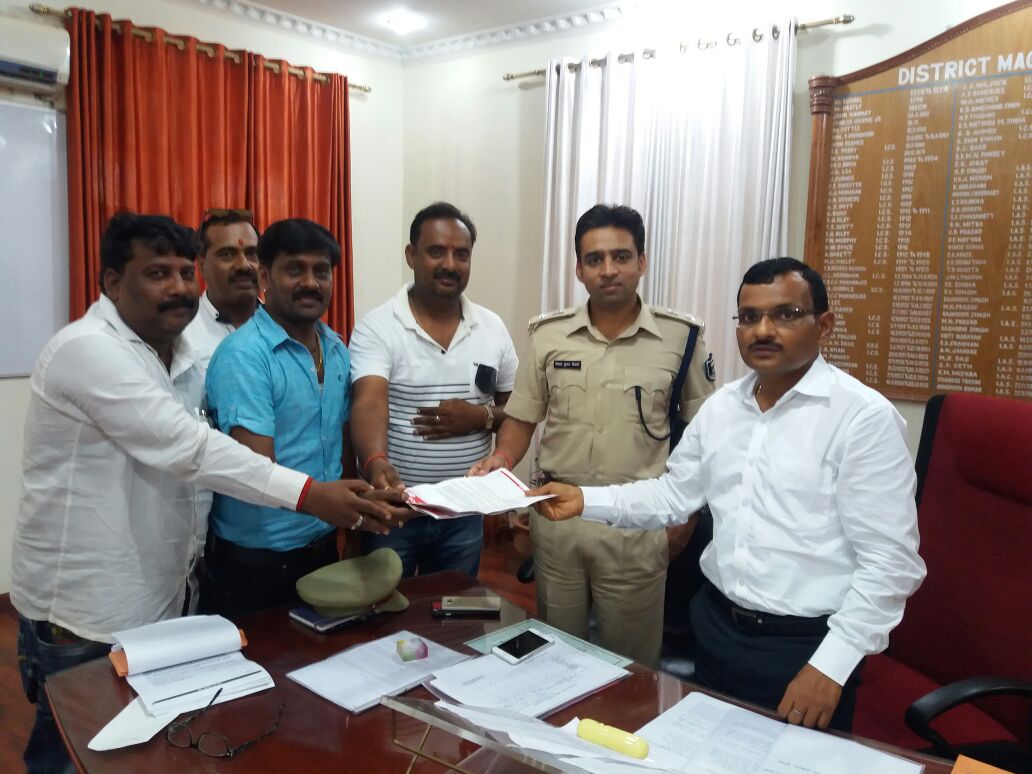 efbe359d8cd545c's tweet photo. पूर्णिया के गुलाबबाग संघ के पदाधिकारियों  ने पूर्णिया पुलिस अधीक्षक और जिला पदाधिकारी को सोपा गियापं । https://t.co/zc9XdahlmJ