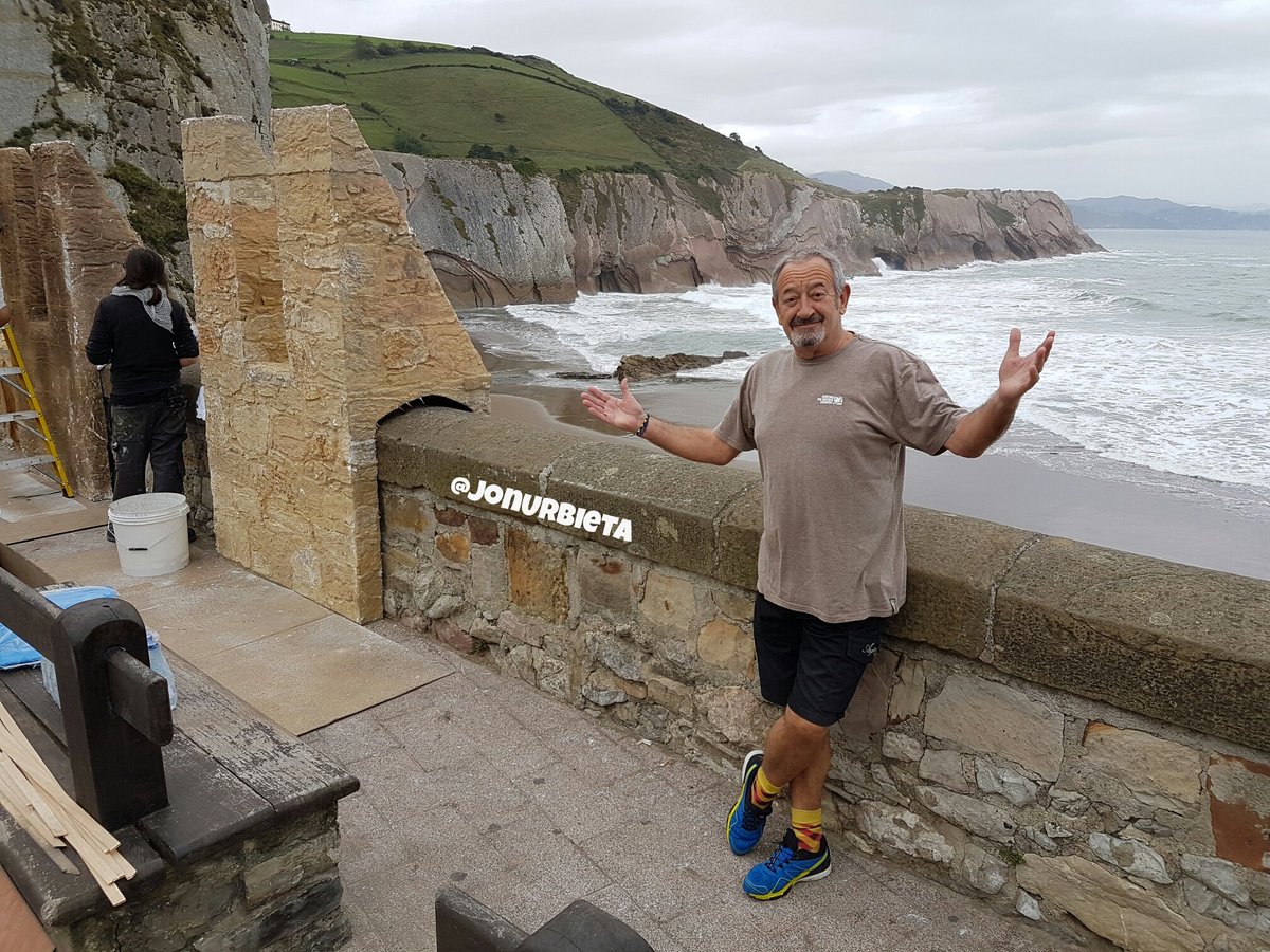 El famoso cocinero <a href="/karguinano/">Karlos Arguiñano</a> no ha querido perderse los primeros trabajos de #JuegoDeTronos en #Zumaia.