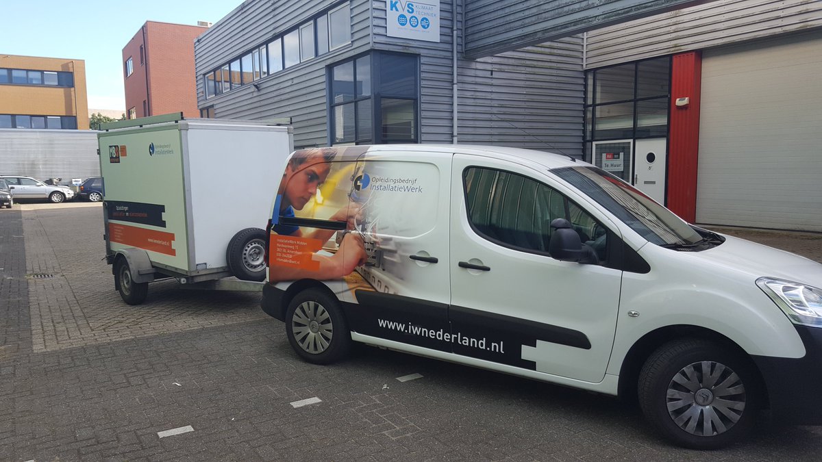 De nieuwe Berlingo en (oude) aanhanger van InstallatieWerk Midden onder handen genomen door <a href="/Proline9/">Proline Belettering</a>, ontwerp van <a href="/WonkaTonka/">Marco Schollen</a>. Super!